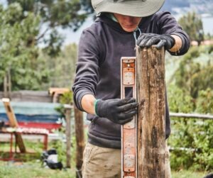 operario clavando una estacada de madera de Clavaestacas
