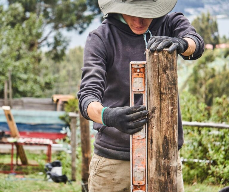 operario clavando una estacada de madera de Clavaestacas